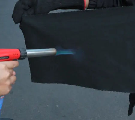 Weiches, feuerfestes, nicht brennbares, nicht schwelendes, aus Kohlenstofffasern gefertigtes, atmungsaktives, wasserdichtes Gewebe