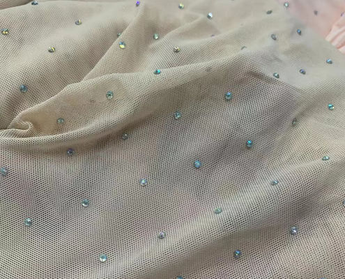 Vierseitige elastische weiße Polyesternetze Bügeln Drei-Dimensionaler Diamantgarn bunte Bühnenkleidung