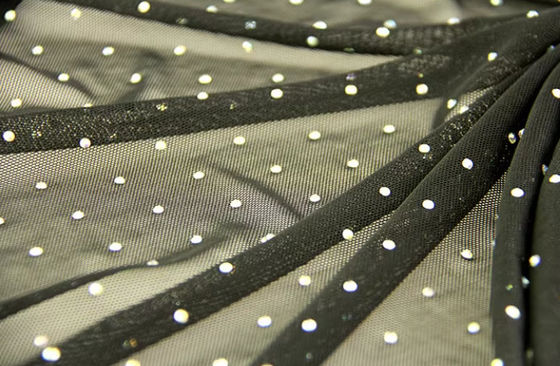 Vierseitige elastische weiße Polyesternetze Bügeln Drei-Dimensionaler Diamantgarn bunte Bühnenkleidung